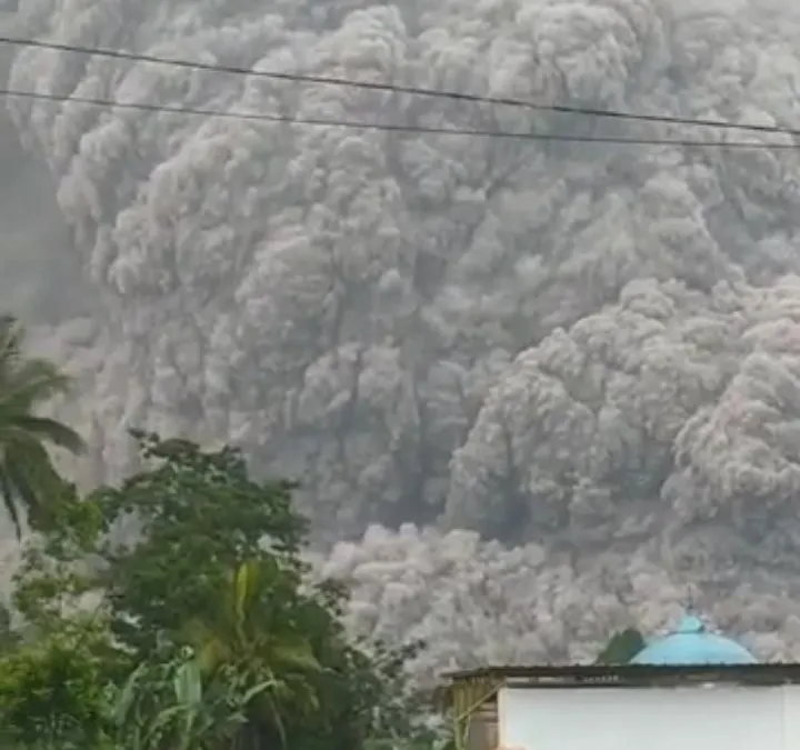 Gunung Semeru meletus pada Sabtu (4 Desember 2021) sore ini. Warga sempat merekam detik-detik erupsi yang membuat orang-orang berlarian.