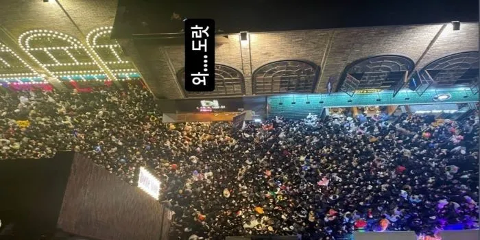 Suasana Itaewon dalam perayaan Halloween, beberapa saat sebelum insiden terjadi [koreaboo]