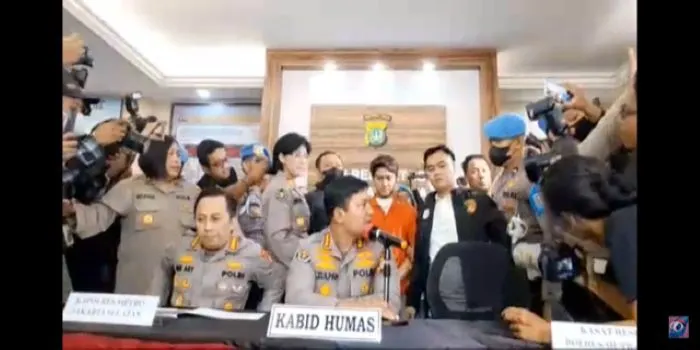 Rizky Billar sudah memakai baju orange tahanan polisi setelah resmi jadi tersangka dan akan ditahan (Sumber: tangkapan layar video YouTube/ Cumicumi