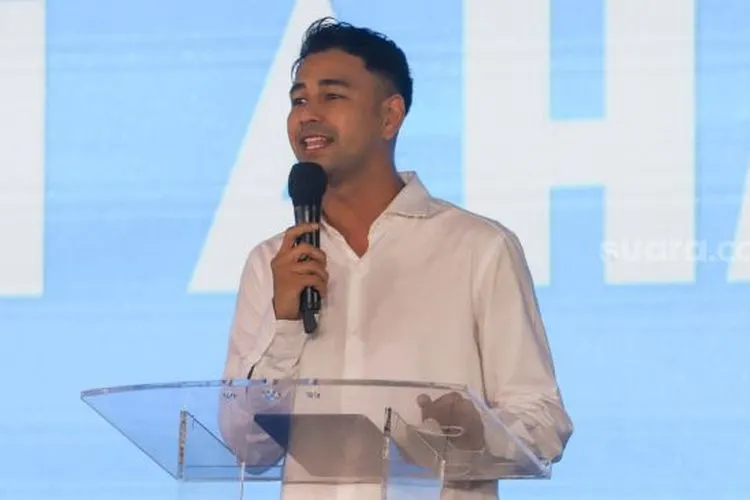 Artis dan Chairman Rans Cilegon FC, Raffi Ahmad memberikan sambutan saat peluncuran tim Rans Cilegon FC di Jakarta Utara, Rabu (31/3/2021). [Suara.com/Alfian Winanto]