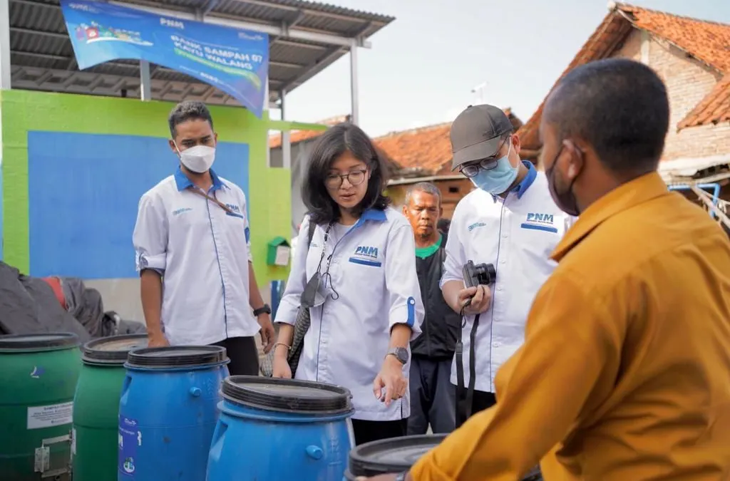 PT PNM  memfasilitasi masyarakat Kampung Keluarga Berkualitas melalui Bank Sampah RW 07 Kayuwalang, Kota Cirebon.