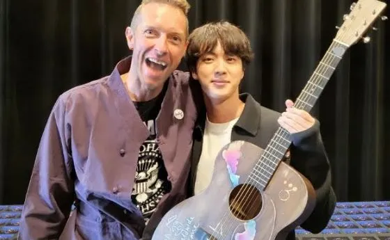 Jin BTS bersama Chris Martin Coldplay.