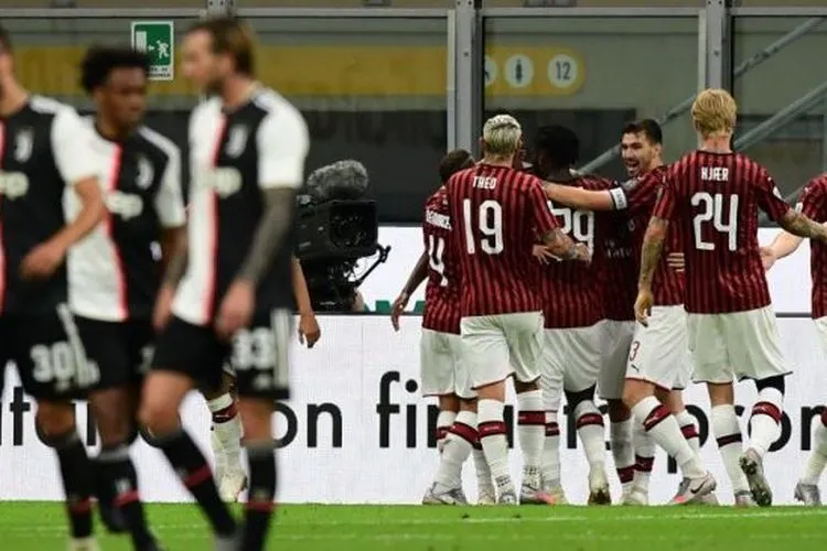 Juventus kalah 4-2 saat bertandang ke markas AC Milan di San Siro, Rabu (8/7/2020) dini hari WIB. (AFP/Miguel Medina)