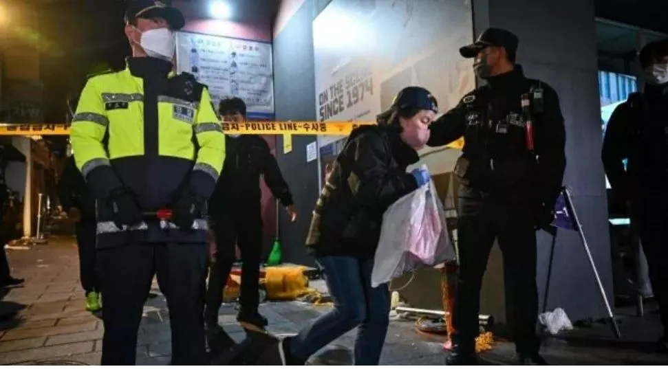 Tragedi Halloween Itaewon Tewaskan 149 Orang, Warga Twitter Ini Sebut Gegara AstraZeneca, Benarkah?