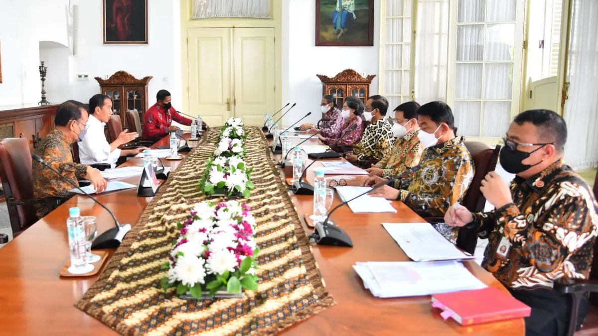 Presiden Jokowi didampingi Mensesneg Pratikno menerima Dewan Gelar, Tanda Jasa, dan Tanda Kehormatan, di Istana Kepresidenan Bogor, Jawa Barat, pada Kamis 3 November 2022  