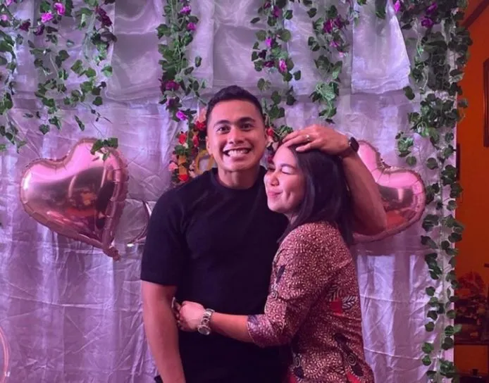 Aprilio Manganang bersama tunangannya Claudia
