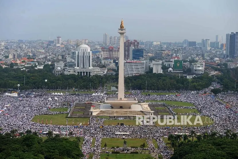 Suasana masa mengikuti reuni aksi 212 di Lapangan Monumen Nasional, Jakarta, Minggu (2/12/2018).