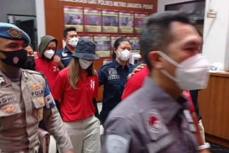 Nia Ramadhani dan Ardi Bakrie beserta sopirnya ZN tertunduk lesu saat mengenakan baju tahanan Polres Metro Jakarta Pusat. (Foto: Istimewa)