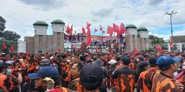 Massa ormas Pemuda Pancasila mendatangi gedung DPR untuk mendesak Junirmart Girsang meminta maaf terkait pernyataannya yang menyinggung bentrokan ormas di Ciledung. 