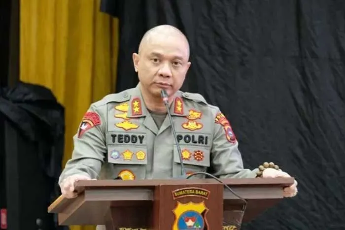 Irjen Teddy Minahasa terlibat dalam kasus narkoba.