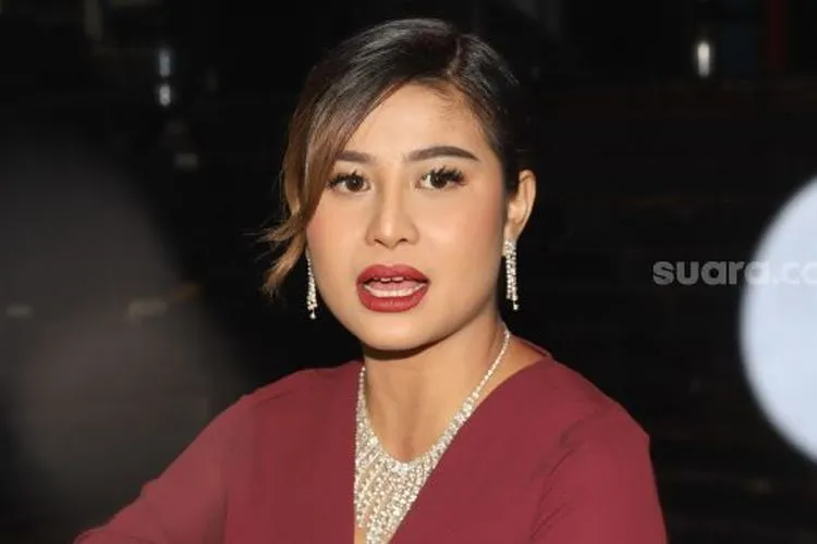 Selebgram Karin Novilda atau Awkarin saat ditemui di acara peluncuran liquid 'Candu' miliknya di Kawasan Jakarta Pusat, Senin (14/12). [Suara.com/Alfian Winanto]