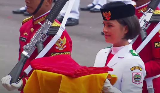 Pasukan Pengibar Bendera Pusaka (Paskibraka) I Dewa Ayu Firsty Meita Dewanggi (tengah) membawa Bendera Merah Putih untuk dikibarkan saat Upacara Peringatan Detik-Detik Proklamasi Kemerdekaan ke-77 Republik Indonesia di Istana Merdeka, Jakarta, Rabu 17 Agustus 2022.