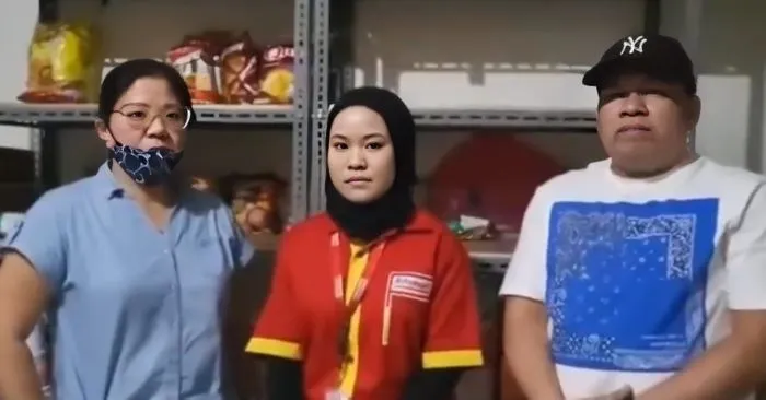 Konter HP Ibu Mariana dipenuhi bintang 1 di internet usai kepergok mencuri cokelat di Alfamart.