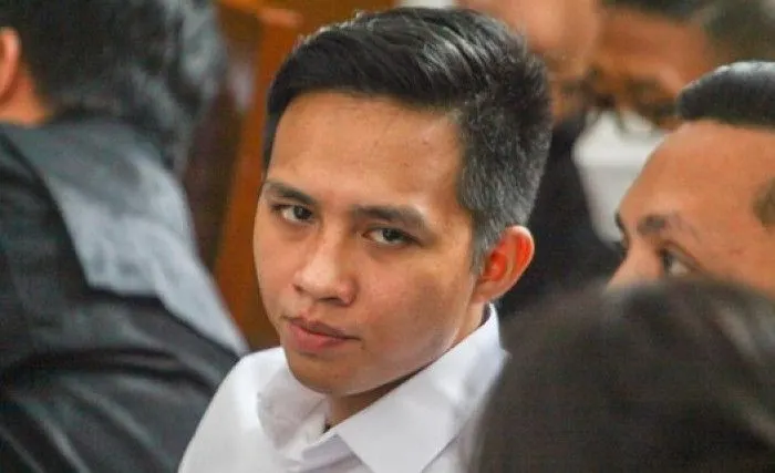 Ditonton Para Penggemar, Bharada E Tersipu Malu Hingga Ditertawai oleh Tim Penasihat Hukumnya