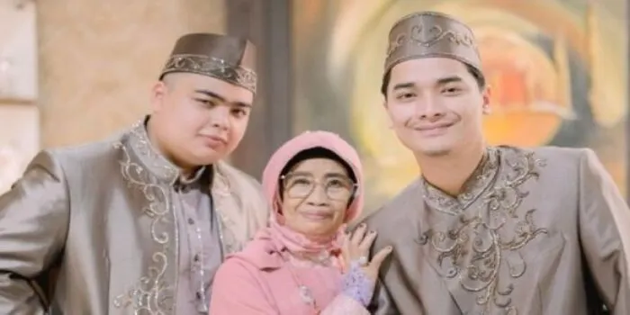 Potret kedekatan Alvin Faiz dan Ameer Azzikra. Ameer meninggal Senin dinihari tadi (29/11/2021).