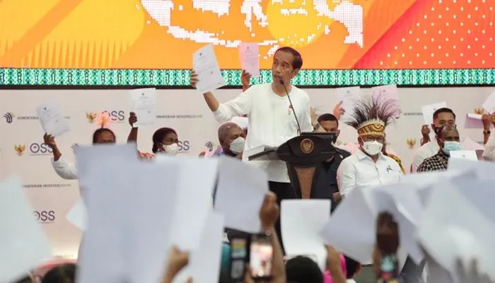 Presiden Jokowi Menyerahkan NIB Bagi Nasabah PNM Jayapura