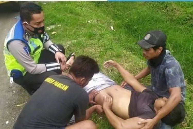 Unggahan PJR Tol Jakarta-Cikampek. Sopir truk disebut mengalami kerasukan saat berada di Jalan Tol Jakarta-Cikampek.[Instagram/@pjrtolcikampek]