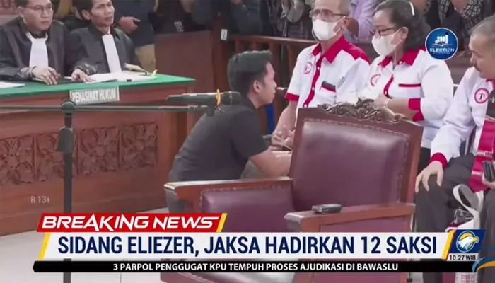 Momen Bharada E Berlutut dan Meminta Maaf kepada Orangtua Brigadir J di Ruang Sidang