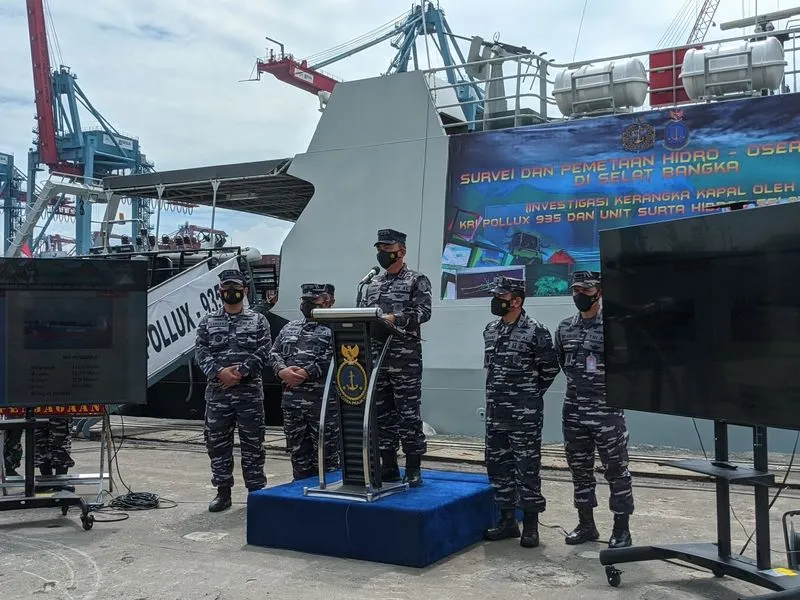 Komandan Pushidrosal Laksamana Madya TNI Agung Prasetiawan saat konferensi pers terkait penemuan kerangka kapal di Selat Bangka yang membahayakan keselamatan navigasi dan pelayaran/dok: Aini Tartinia.