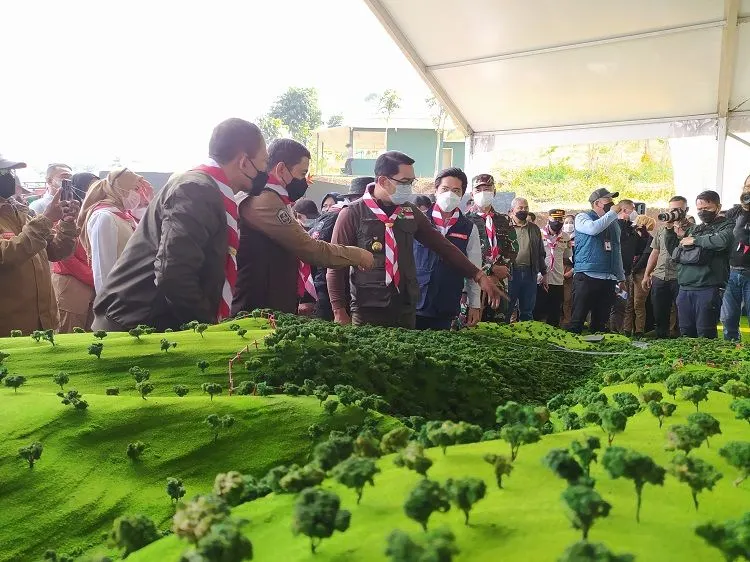Gubernur Jawa Barat Ridwan Kamil saat mengunjungi lokasi pembangunan jembatan gantung terpanjang di dunia, di Ekowisata Alam Eiger Adventure Land, Megamendung, Kabupaten Bogor. 