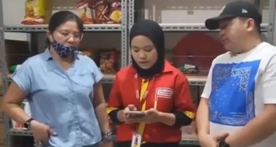 Aksi memergoki maling oleh pegawai Alfamart viral di media sosial.
