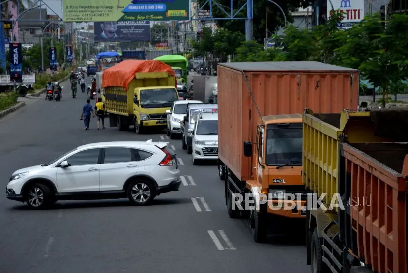 Ilustrasi. Sebuah mobil berusaha putar balik keluar dari antrean kendaraan yang akan melewati titik pemeriksaan PSBB.