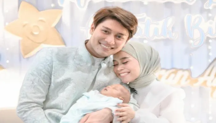  Potret Lesti Kejora dan Rizky Billar menunjukan kemesraan dengan Baby L. (Instagram @lestykejora)