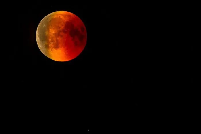 Ilustrasi jadwal Gerhana Bulan Total 8 November 2022 dalam WIB, WITA, dan WIT.