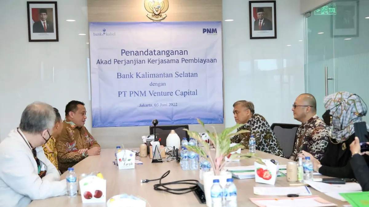 PT PNM Venture Capital atau PNM VC melakukan penandatangan akad perjanjian kerjasama dengan Bank Pembangunan Daerah Kalimantan Selatan (Bank Kalsel) di Menara PNM, Jakarta, baru-baru ini.
