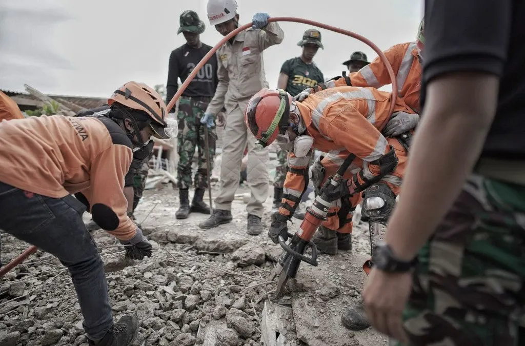 Petugas melakukan evakuasi korban jiwa akibat gempa di Cianjur