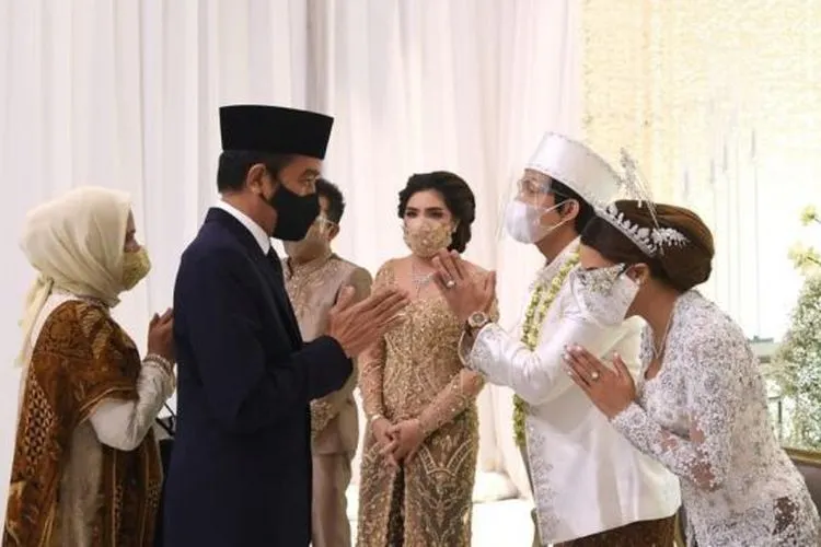 Presiden Joko Widodo dan Ibu Negara Iriana saat menyalami pasangan Atta Halilintar dan Aurel Hermansyah [Lukas/Biro Pers Sekretariat Presiden]