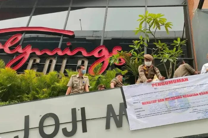 Satpol PP DKI melakukan penyegelan salah satu outlet Holywings yang berada di Kelapa Gading, Jakarta Utara.