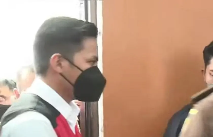 Dalam sidang, Bharada E sujud dan cium tangan orang tua Brigadir J.