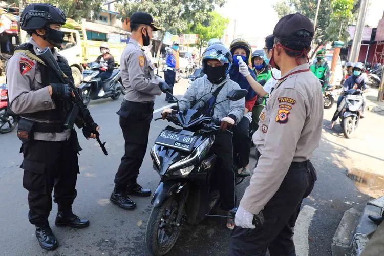 Foto ilustrasi pemeriksaan kelengkapan surat dan kendaraan saat pelaksanaan Operasi Patuh 2022.