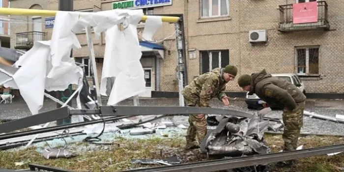 Militer Ukraina meninjau lokasi serangan Rusia di Kiev. 