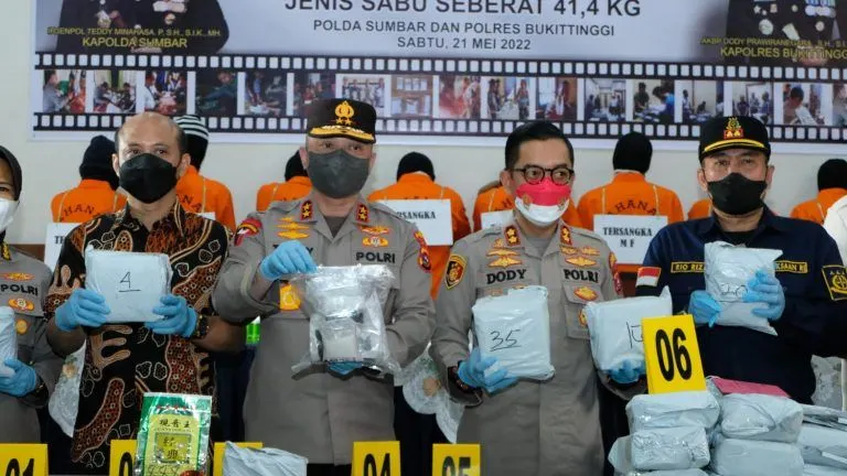 Irjen Teddy Minahasa saat masih menjabat Kapolda Sumbar dan menggelar jumpa pers ungkap kasus 41,4 Kilogram sabu-sabu di Aula Polres Bukittinggi Sabtu 21 Mei 2022.