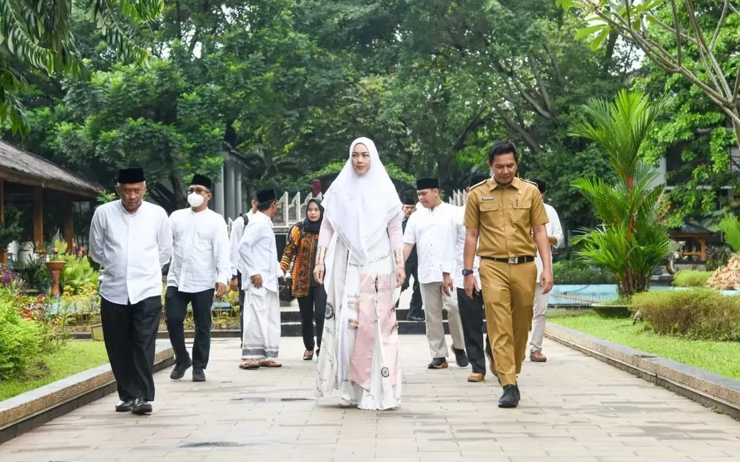 Penampilan Anne Ratna Mustika tanpa kacamata saat hadiri Maulid Nabi.
