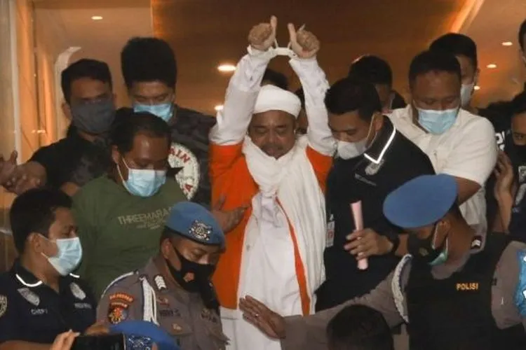 Habib Rizieq Shihab menggunakan baju tahanan usai diperiksa penyidik Polda Metro Jaya, Minggu (13/12/2020) dini hari. [Suara.com/Alfian Winanto]