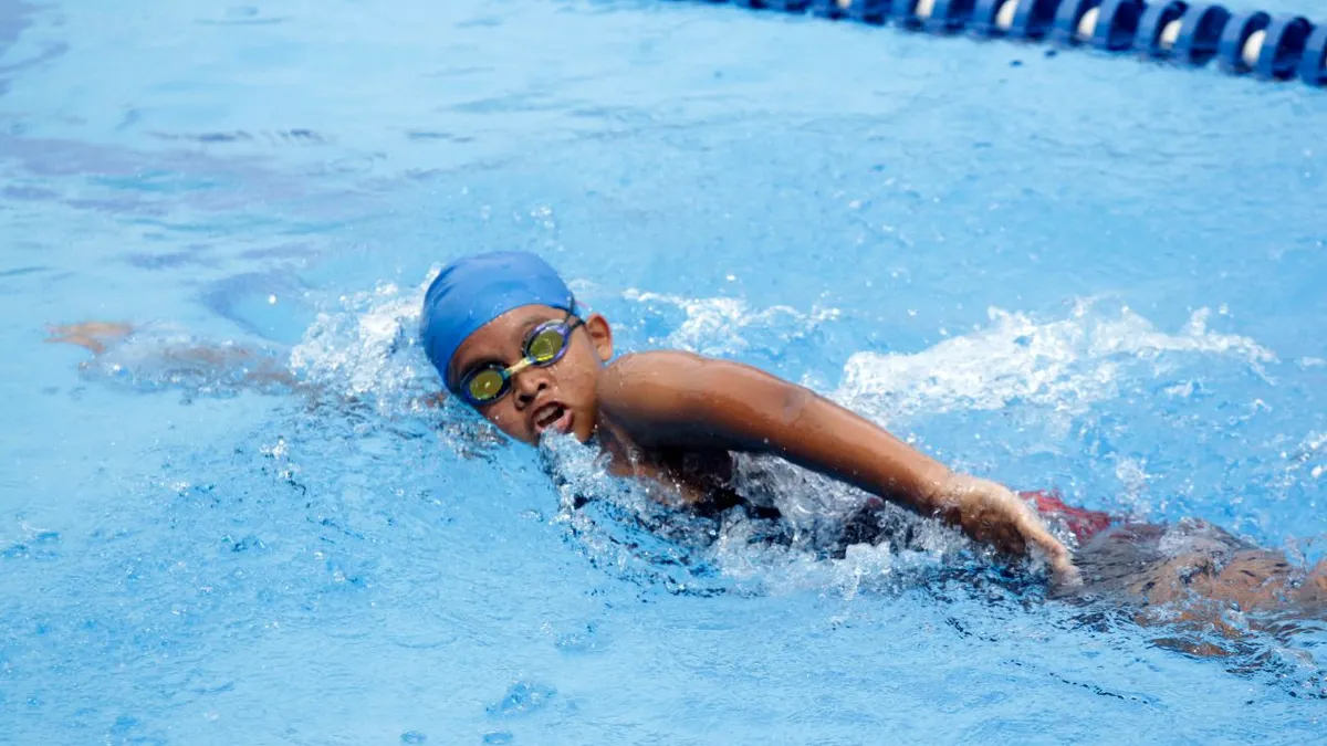 Salah satu perenang tengah menyelesaikan nomor lomba yang diikutinya dalam KRASS 2022 di Kolam Renang UNY, Wates, Kulon Progo, DIY.