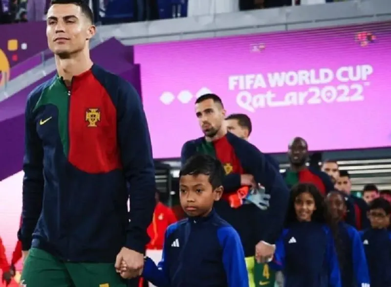 Ada fakta unik dalam pertandingan Portugal di Piala Dunia 2022, ternyata ada sosok bocah asal Indonesia yang tampil digandeng Ronaldo.