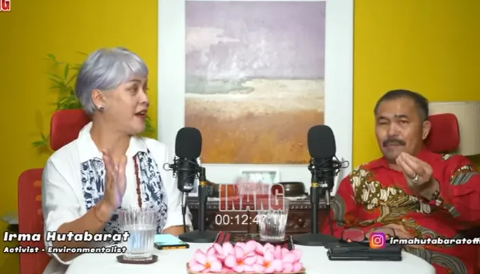 Irma Hutabarat dan Kamaruddin Simanjutak berbincang di podcast.