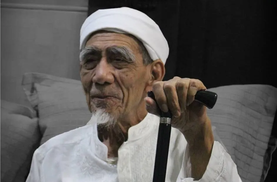 Lakukukan Ini! 5 Amalan Harian Mbah Moen Agar Rezeki Lancar dan Melimpah dari Segala Arah