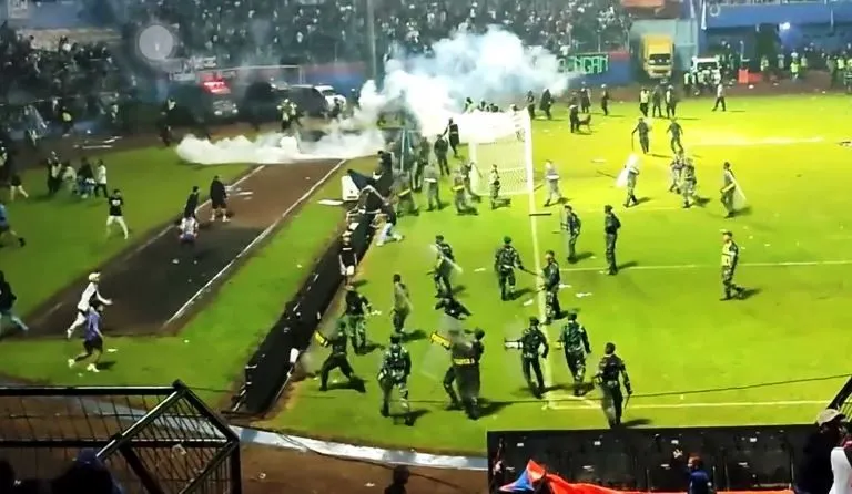 Ricuh akhir pertandingan Arema vs Persebaya.