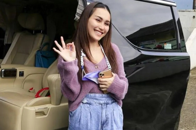 Pedangdut Ayu Ting Ting bergaya didepan kamera saat ditemui di Kawasan Tendean, Jakarta Selatan, Rabu (20/1/2021). [Suara.com/Alfian Winanto]