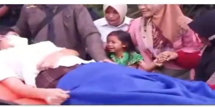 Kepulangan Rohimah, ART yang mengalami penyiksaan dan penyekapan oleh majikan suami istri di Ngamprah, Bandung disambut isak tangis