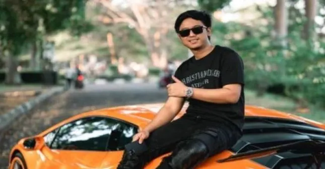 Dodi Salmanan saat duduk di atas mobil mewahnya.1