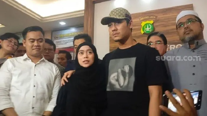Lesti Kejora dan Rizky Billar saat berada di Polres Metro Jakarta Selatan.
