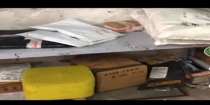 Sebuah paketan misterius, bisa bergerak sendiri dari atas meja dan kemudian jatuh ke bawah/ TikTok @laymangrung
