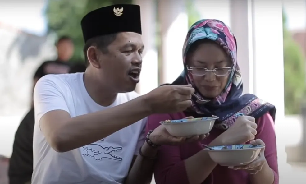 Dedi Mulyadi suapi Anne Ratna makan soto.