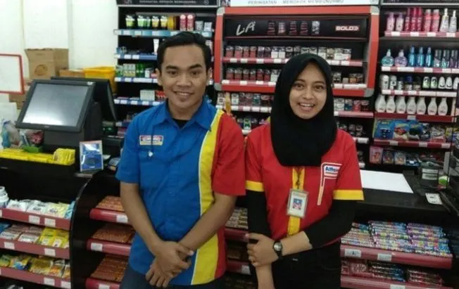 Pegawai Indomaret (kiri) dan Alfamart (kanan).